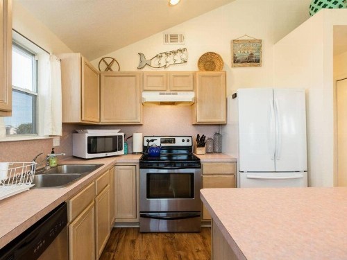 Cute Jamaica Beach Gem with Huge Deck and Pup Friendly Fence - image 10