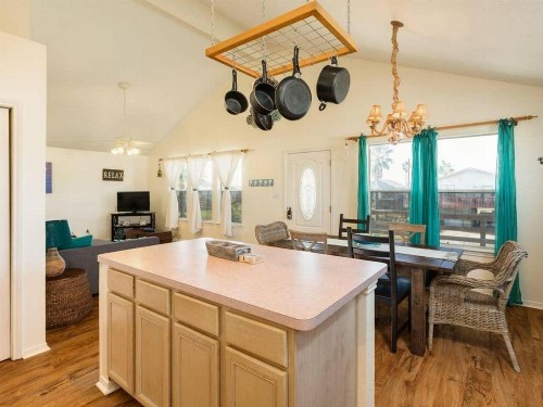 Cute Jamaica Beach Gem with Huge Deck and Pup Friendly Fence - image 11