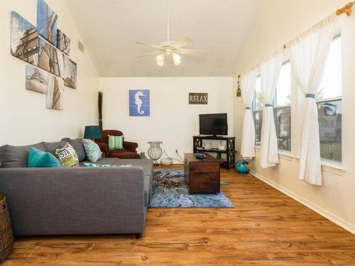 Cute Jamaica Beach Gem with Huge Deck and Pup Friendly Fence - image 8