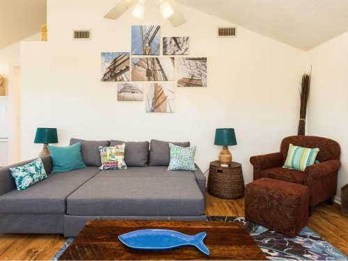 Cute Jamaica Beach Gem with Huge Deck and Pup Friendly Fence - image 9