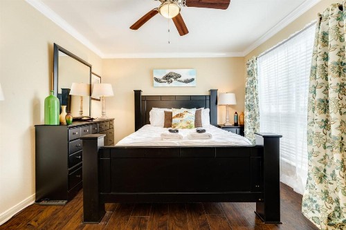 Sandpiper Stay Condo - Pool Near Beach and Seawall! - image 10