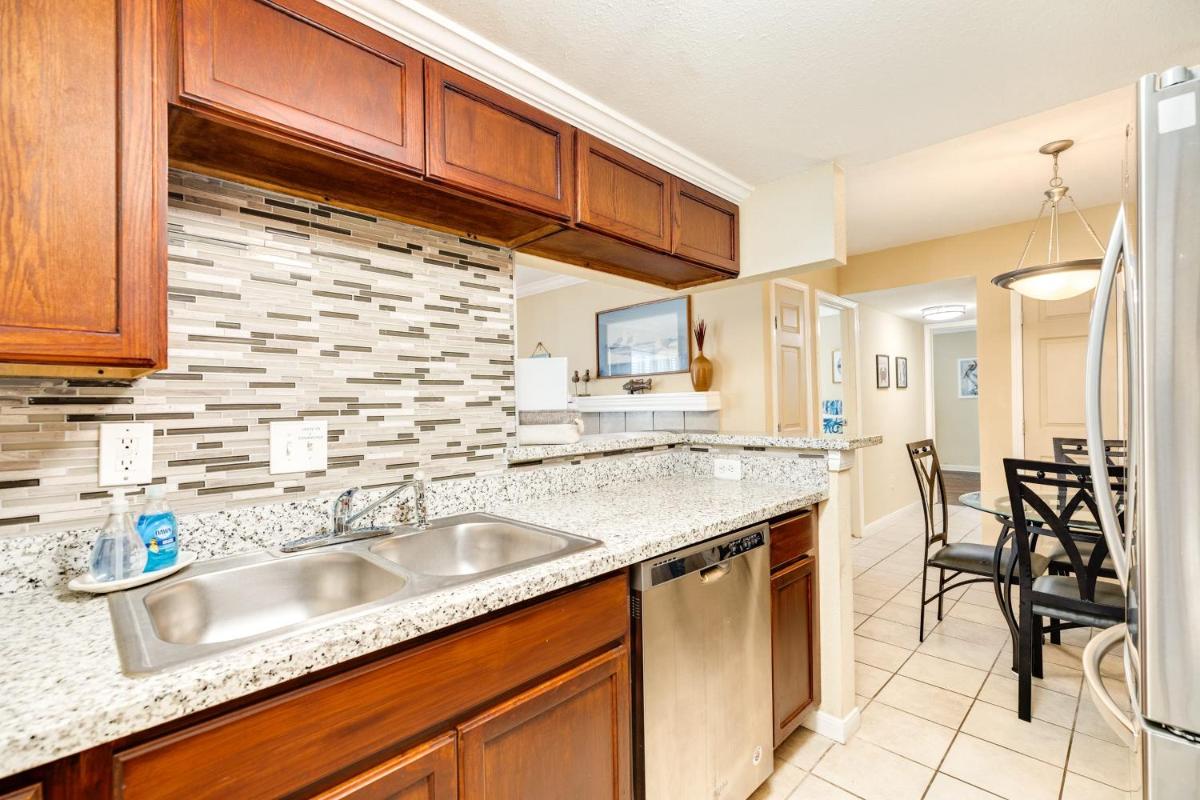 Sandpiper Stay Condo - Pool Near Beach and Seawall! - image 4
