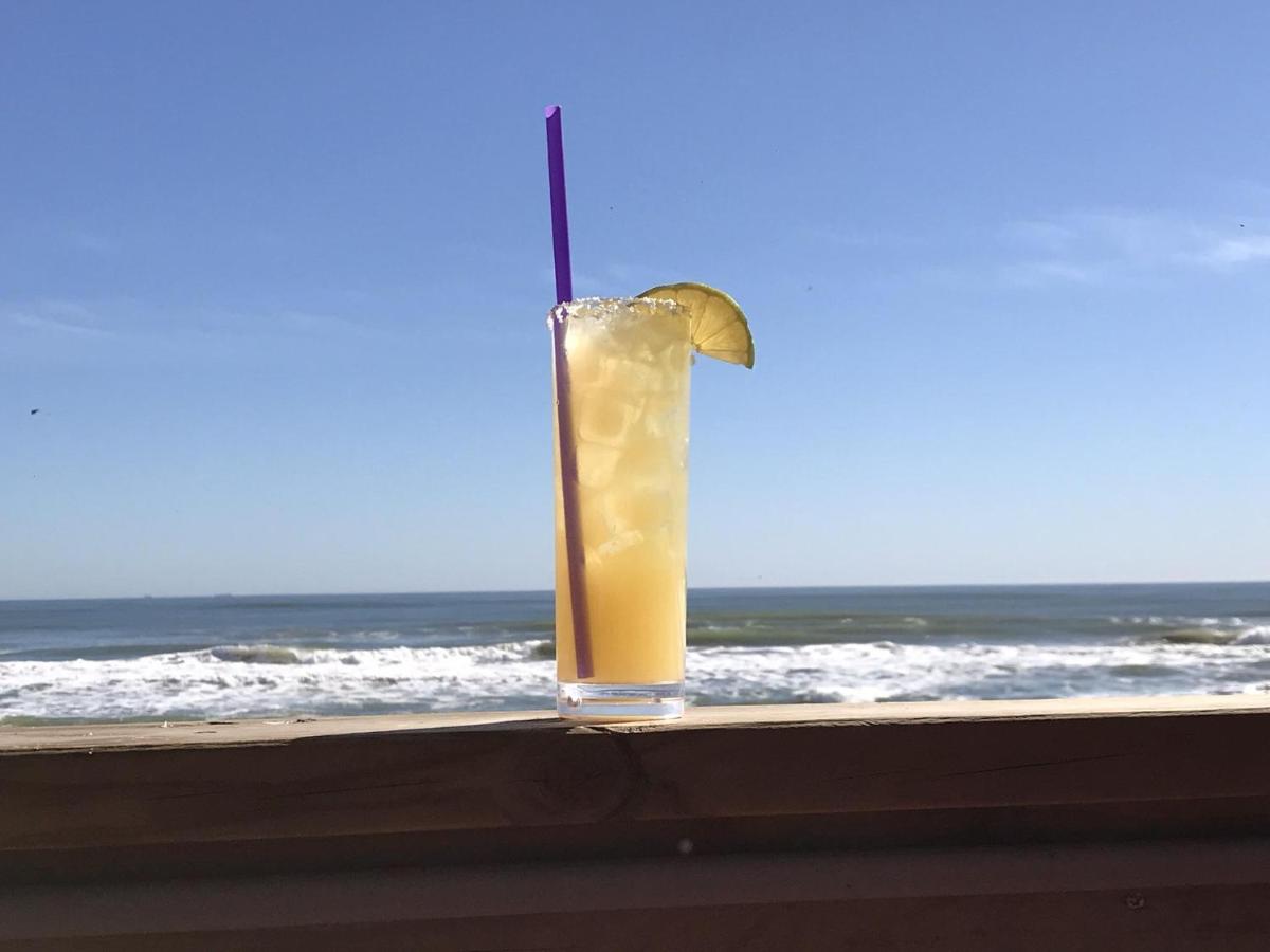 Charming Classic Beach Bungalow 2 Blocks from Seawall - Pops Playa HQ! - image 6
