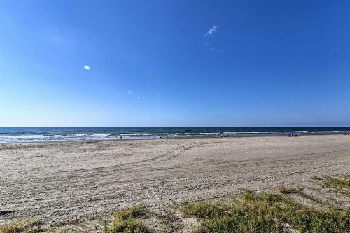 Bright Beach Condo with Ocean View and Balcony! - image 9