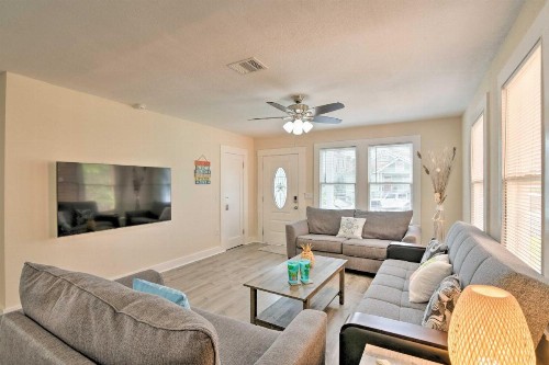 Colorful Bungalow Only half Mile to Pleasure Pier! - image 2