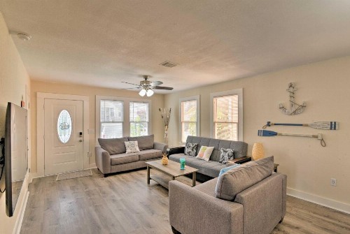 Colorful Bungalow Only half Mile to Pleasure Pier! - image 4