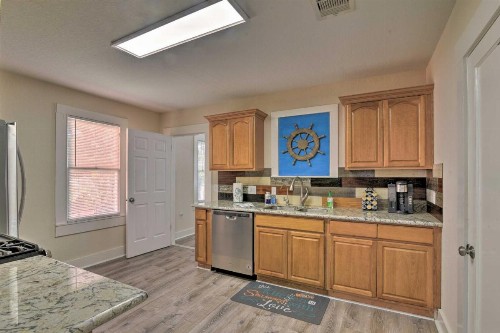 Colorful Bungalow Only half Mile to Pleasure Pier! - image 5