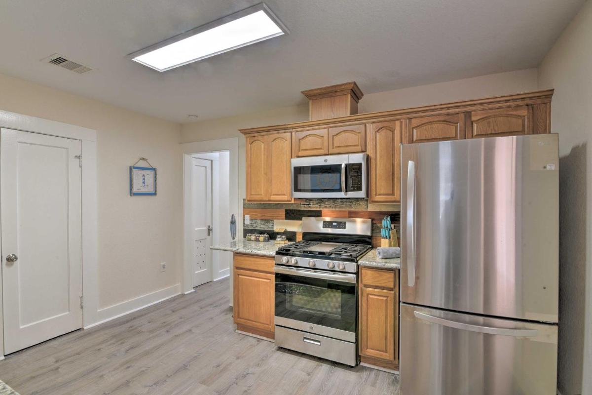 Colorful Bungalow Only half Mile to Pleasure Pier! - image 6