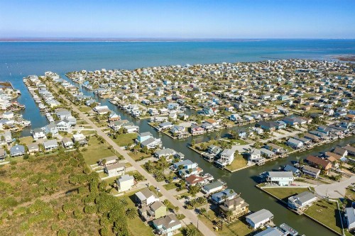 Anchor Down - Sparkling Bay Waterfront Spot- Boat Slip-Easy Walk to Beach! - image 3