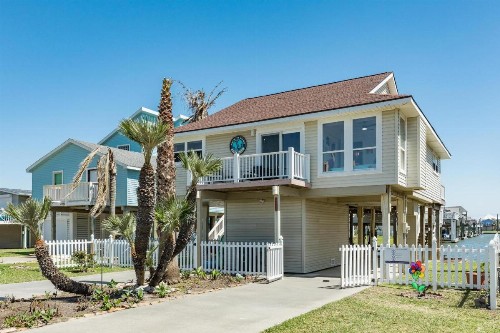 Anchor Down - Sparkling Bay Waterfront Spot- Boat Slip-Easy Walk to Beach! - image 9