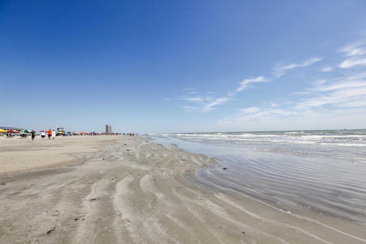 Roses Beach House - 2 Blocks to Pleasure Pier! - image 7