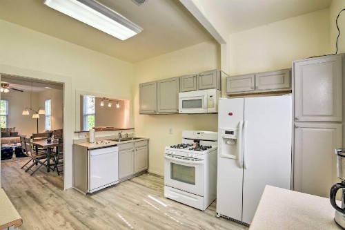Galveston Getaway half Mi to Beach and Seawall! - image 10