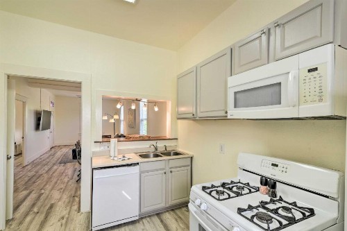 Galveston Getaway half Mi to Beach and Seawall! - image 11