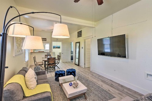 Galveston Getaway half Mi to Beach and Seawall! - image 5