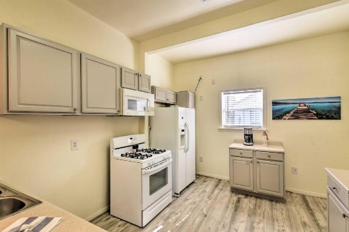 Galveston Getaway half Mi to Beach and Seawall! - image 9