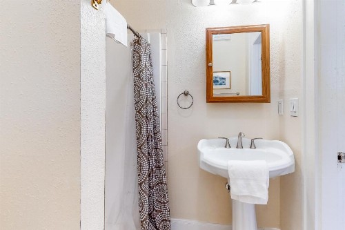 Seaglass House 1 - image 9