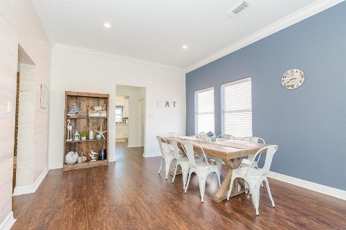 Beyond the Blue Fabulous Beach House close to Seawall and Pleasure Pier - image 9
