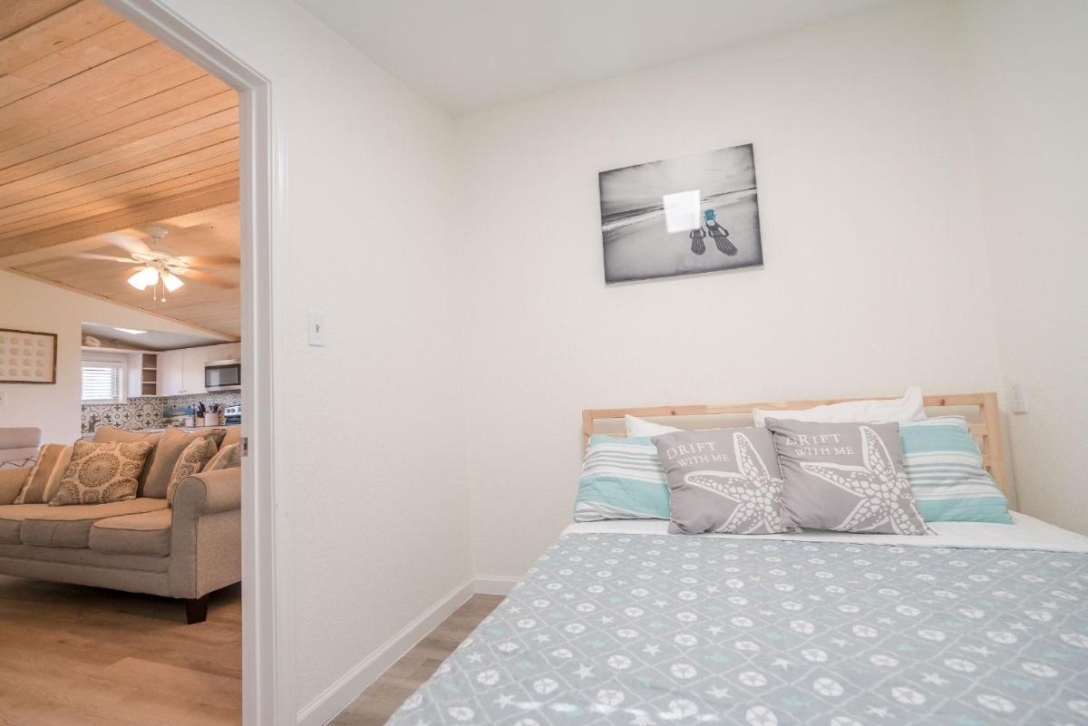 Cast a Waves - Great Beach Bungalow - Close to the Gulf - image 6