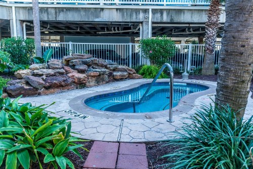 Great Condo in Seascape Fabulous Pool Area Private Boardwalk Takes You Right to the Beach - image 11