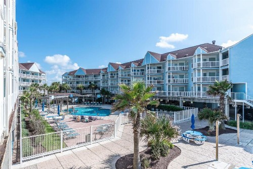 Great Condo in Seascape Fabulous Pool Area Private Boardwalk Takes You Right to the Beach - image 12