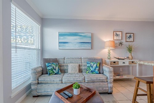 Great Condo in Seascape Fabulous Pool Area Private Boardwalk Takes You Right to the Beach - image 15