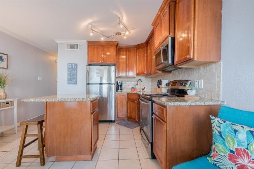 Great Condo in Seascape Fabulous Pool Area Private Boardwalk Takes You Right to the Beach - image 7