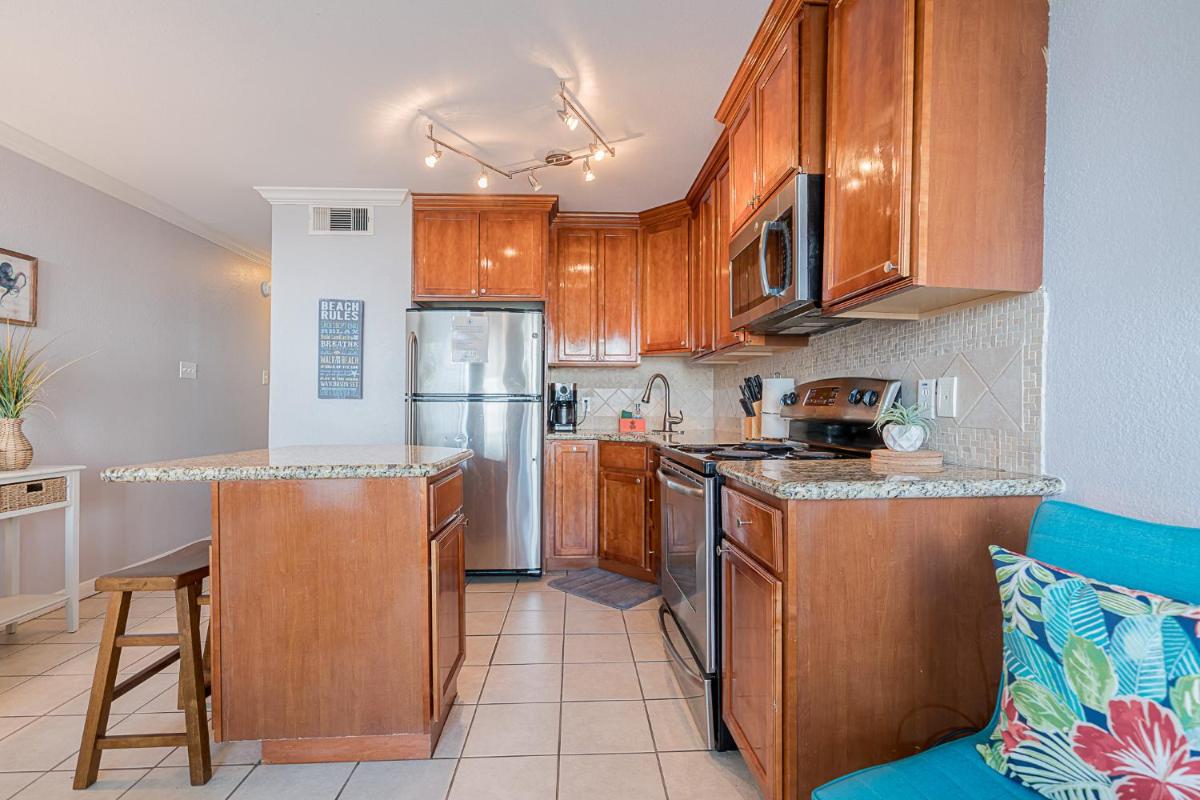 Great Condo in Seascape Fabulous Pool Area Private Boardwalk Takes You Right to the Beach - image 7