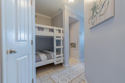 Great Condo in Seascape Fabulous Pool Area Private Boardwalk Takes You Right to the Beach - image 9