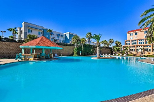 Galveston Condo with Resort Amenities and Patio!