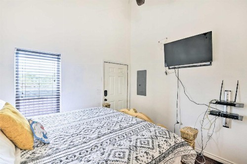 Galveston Condo with Resort Amenities and Patio! - image 10