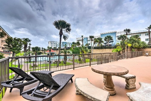 Galveston Condo with Resort Amenities and Patio! - image 11