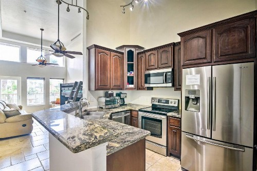Galveston Condo with Resort Amenities and Patio! - image 7
