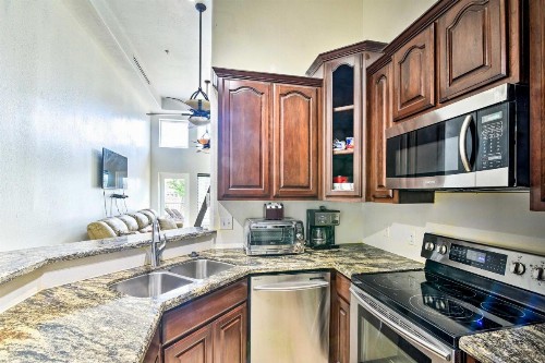 Galveston Condo with Resort Amenities and Patio! - image 9