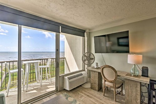 Stunning Galveston Studio with Beach Access! - image 13