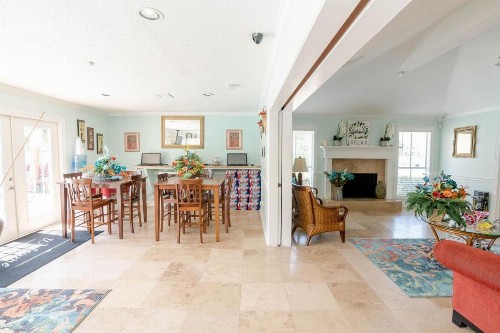 Beautiful newly renovated escape near popular Galveston attractions - image 12