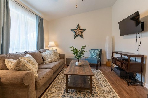 Beautiful newly renovated escape near popular Galveston attractions - image 14