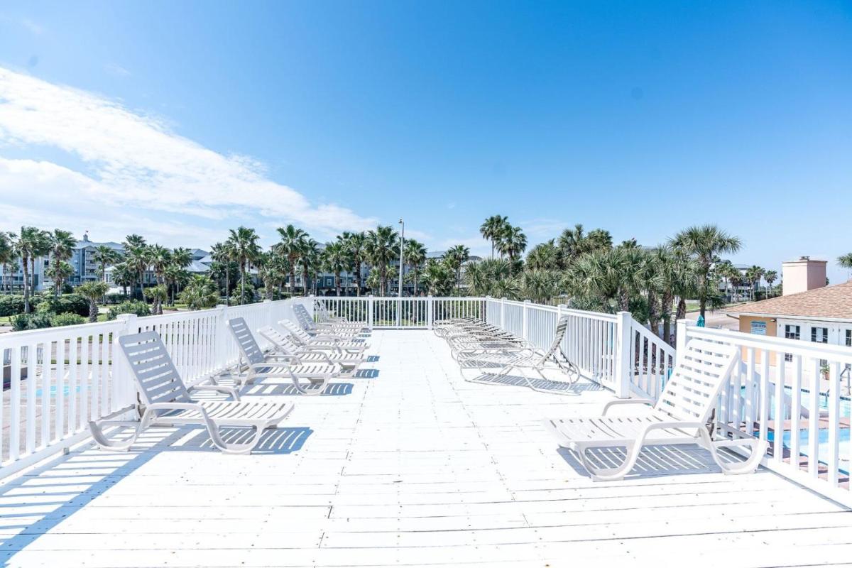 Beautiful newly renovated escape near popular Galveston attractions - image 6
