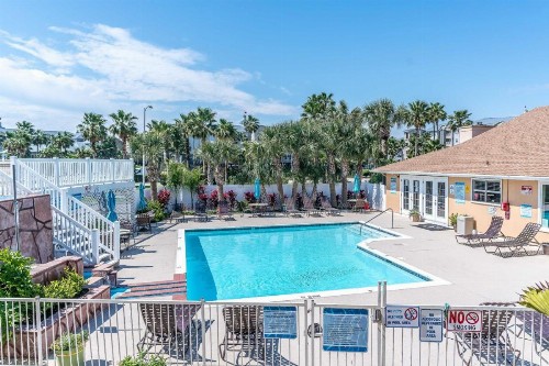 Beautiful newly renovated escape near popular Galveston attractions - image 8