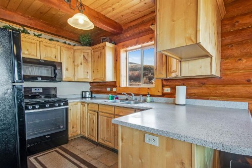 Cabin Overlooking The Harbor - image 6