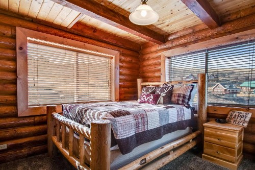 Cabin Overlooking The Harbor - image 9