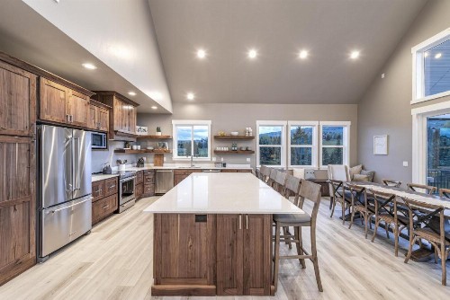 Beautiful Parade Home Overlooking Bear Lake Golf Course and Bear Lake with Private Hot Tub- Sleep 34 - image 10
