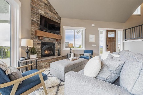Beautiful Parade Home Overlooking Bear Lake Golf Course and Bear Lake with Private Hot Tub- Sleep 34 - image 3