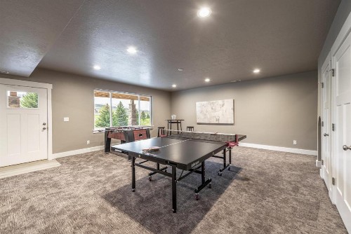 Beautiful Parade Home Overlooking Bear Lake Golf Course and Bear Lake with Private Hot Tub- Sleep 34 - image 7
