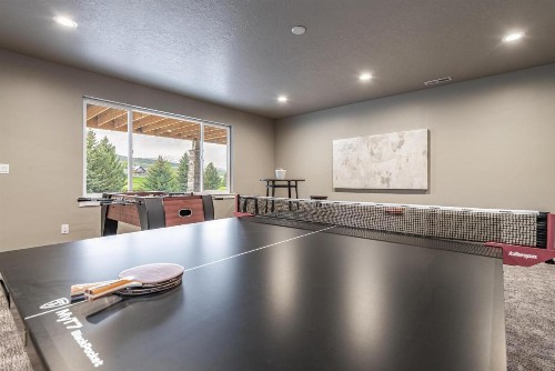 Beautiful Parade Home Overlooking Bear Lake Golf Course and Bear Lake with Private Hot Tub- Sleep 34 - image 8