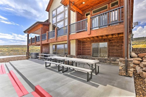 Cabin with Beach Access Sport Court Hot Tub and View - image 10