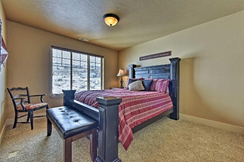 Cabin with Beach Access Sport Court Hot Tub and View - image 12