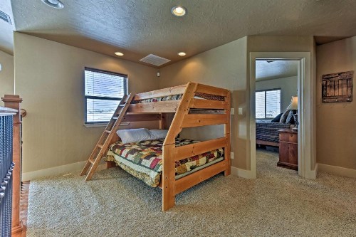 Cabin with Beach Access Sport Court Hot Tub and View - image 5