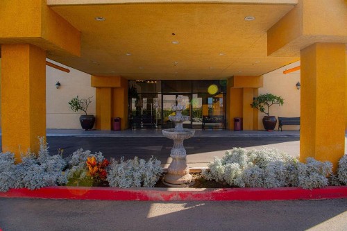 Ramada Plaza by Wyndham Garden Grove/Anaheim South - image 9