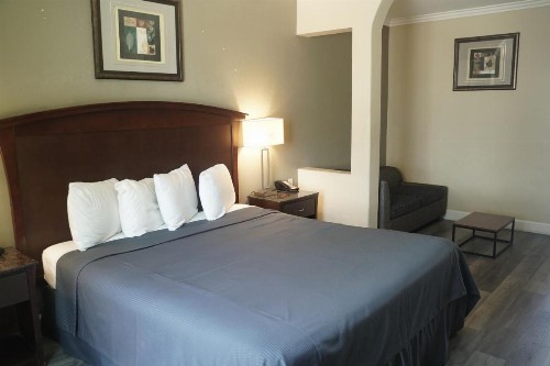 Days Inn & Suites by Wyndham Anaheim Resort - image 12