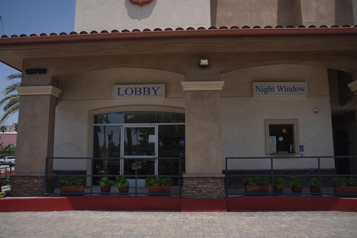Days Inn & Suites by Wyndham Anaheim Resort - image 2